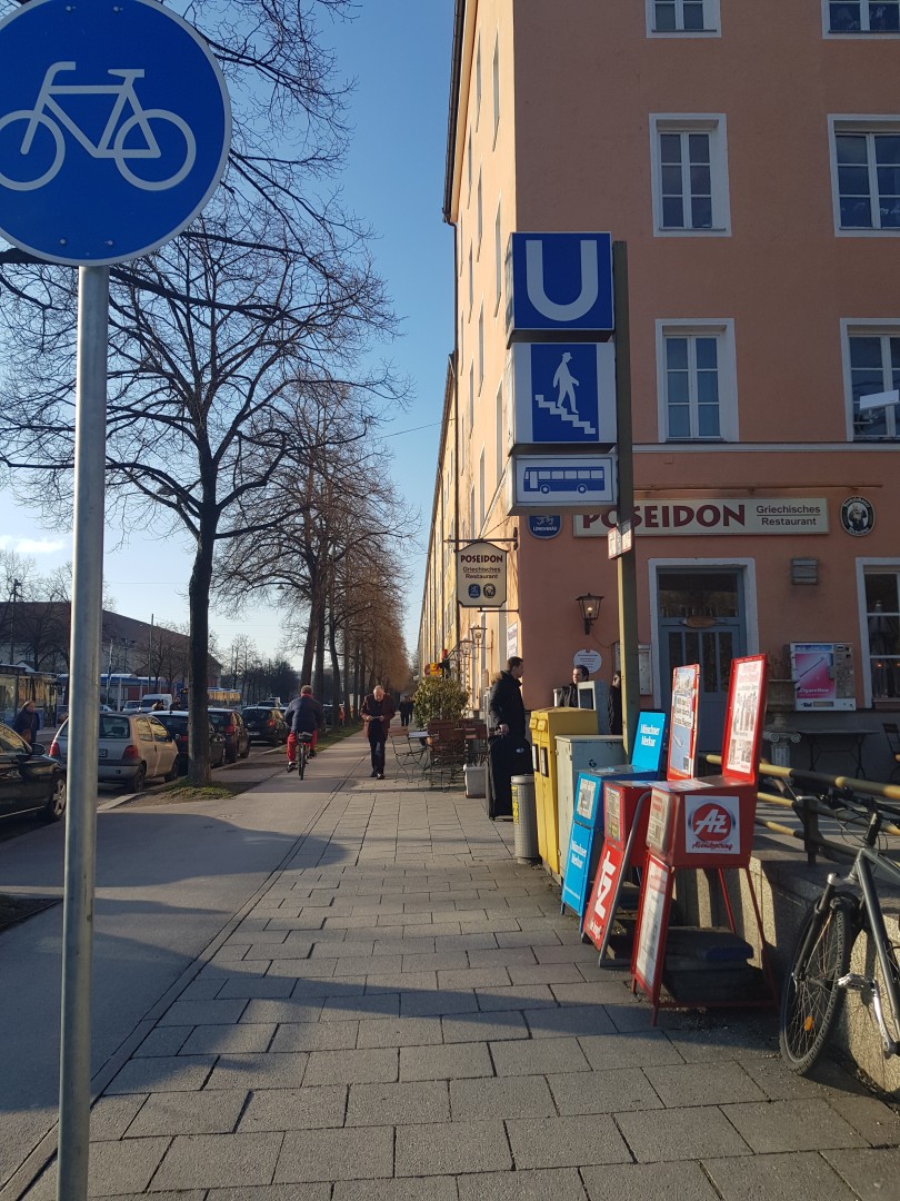 Blick vom Karl-Preis-Platz stadteinwärts - in diese Richtung der Rosenheimer Str. folgen