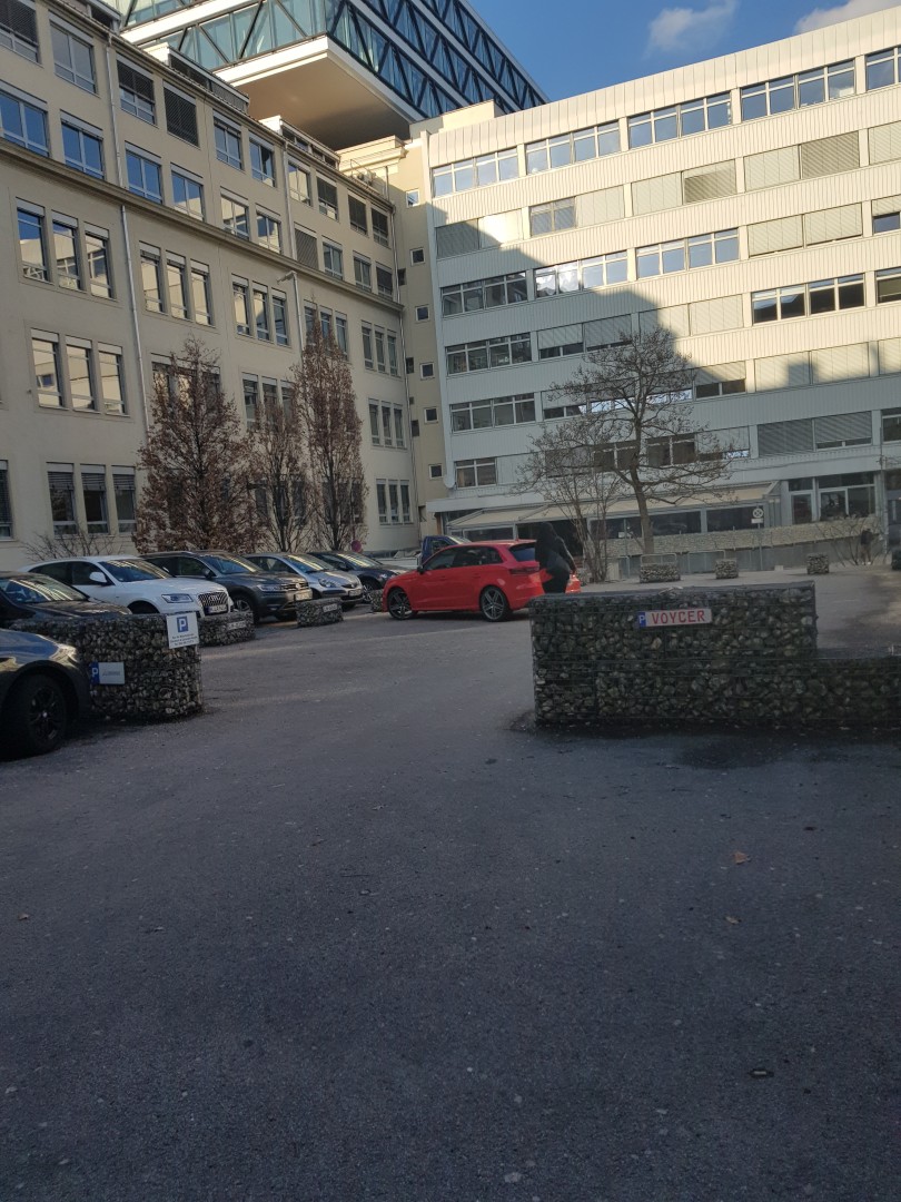 ..., dann um eingezäunten Bereich herum, ...