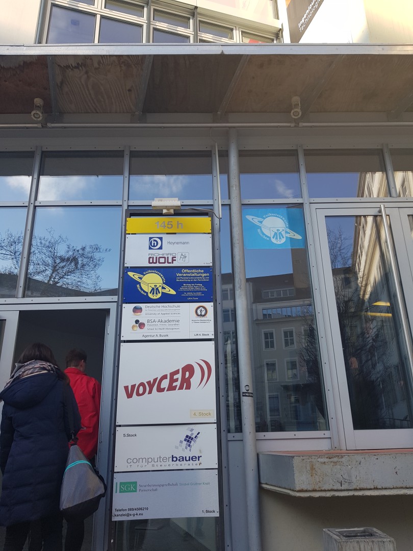 Im Gebäude bringen Sie beide Lifte zur Sternwarte.